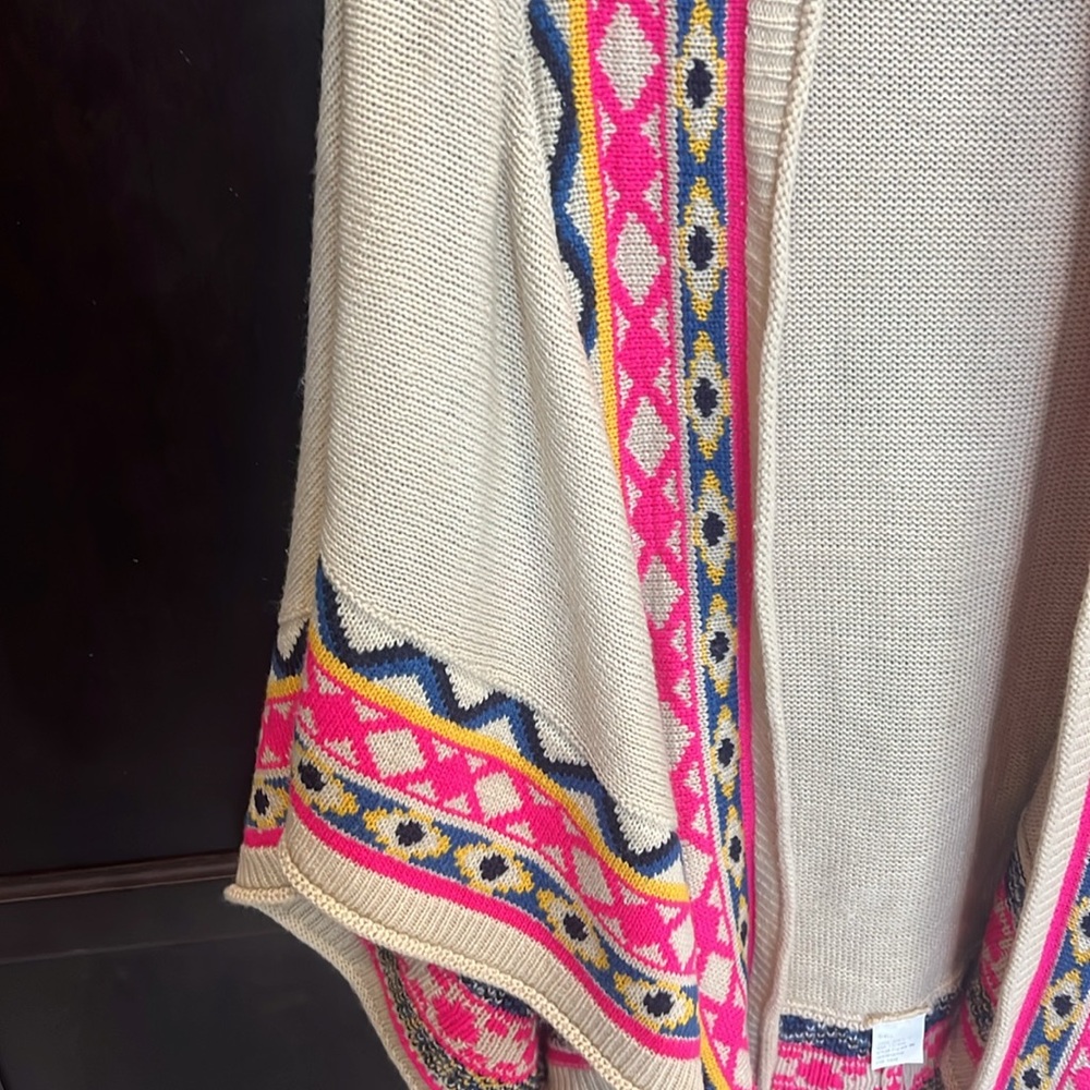 Perfect for Rodeo Season.  FATE poncho/cape/shawl.  Very good condition. - Picture 3 of 5